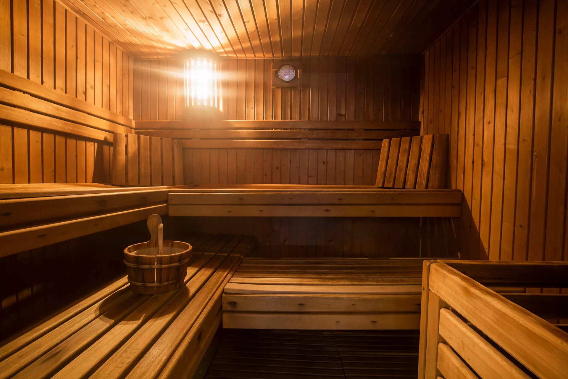 Sauna finlandesa de madera con bancos y cubo, Grup Naudi, Soldeu